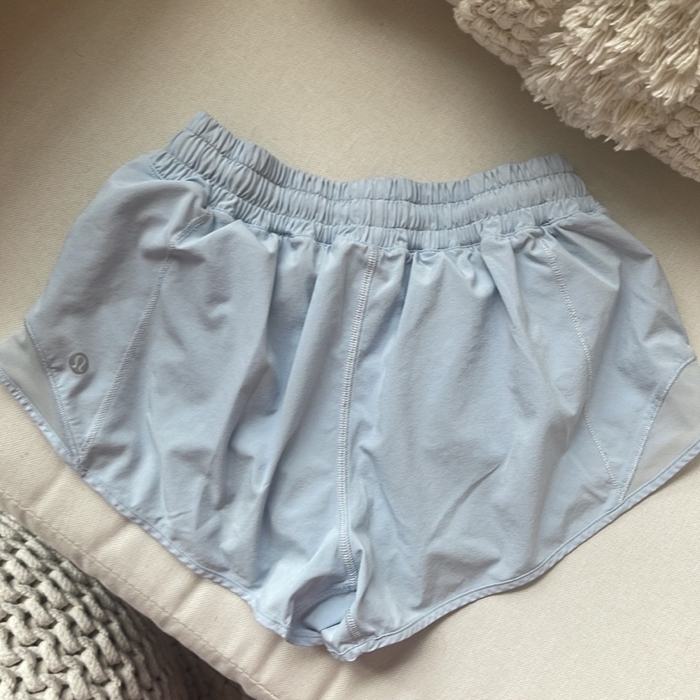 EUC Lululemon Hotty Hot Low Rise Lined Shorts 4”